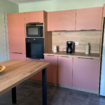 Rénovation de cuisine à Chanteau (45) - cuisine avec rangement de couleurs