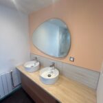 Rénovation d’une salle de bain à Saint-André-Lez-Lille (59) - meuble vasque avec plan de travail bois et grand miroir moderne
