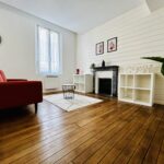 Rénovation d’un appartement à Sens (89) - salon avec parquet ancien et cheminée