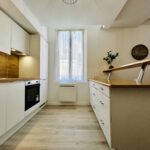 Rénovation d’un appartement à Sens (89) - cuisine bois et blanche fonctionnelle et lumineuse