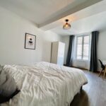 Rénovation d’un appartement à Sens (89) - grande chambre avec parquet ancien et style épurée