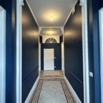 Transformation d’un appartement en bureaux à Troyes (10) - couloir entrée bleu avec moulures