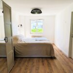 Rénovation complète de maison à Eloie (90) - chambre lumineuse avec rangements