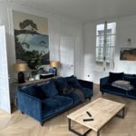 Rénovation d'une maison à Troyes (10) - beau salon avec canapé bleu et grand tableau