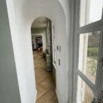 Rénovation d'une maison à Troyes (10) - grand couloir avec parquet chevron