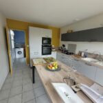 Rénovation d’une cuisine à Boussay (44) - cuisine blanche et bois rénovée