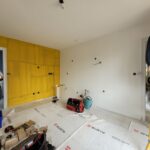 Rénovation d’une cuisine à Boussay (44) - mise en peinture du mur jaune