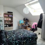 Rénovation de maison à Charavines (38) - chambre lumineuse sous combles avec fenêtre de toit