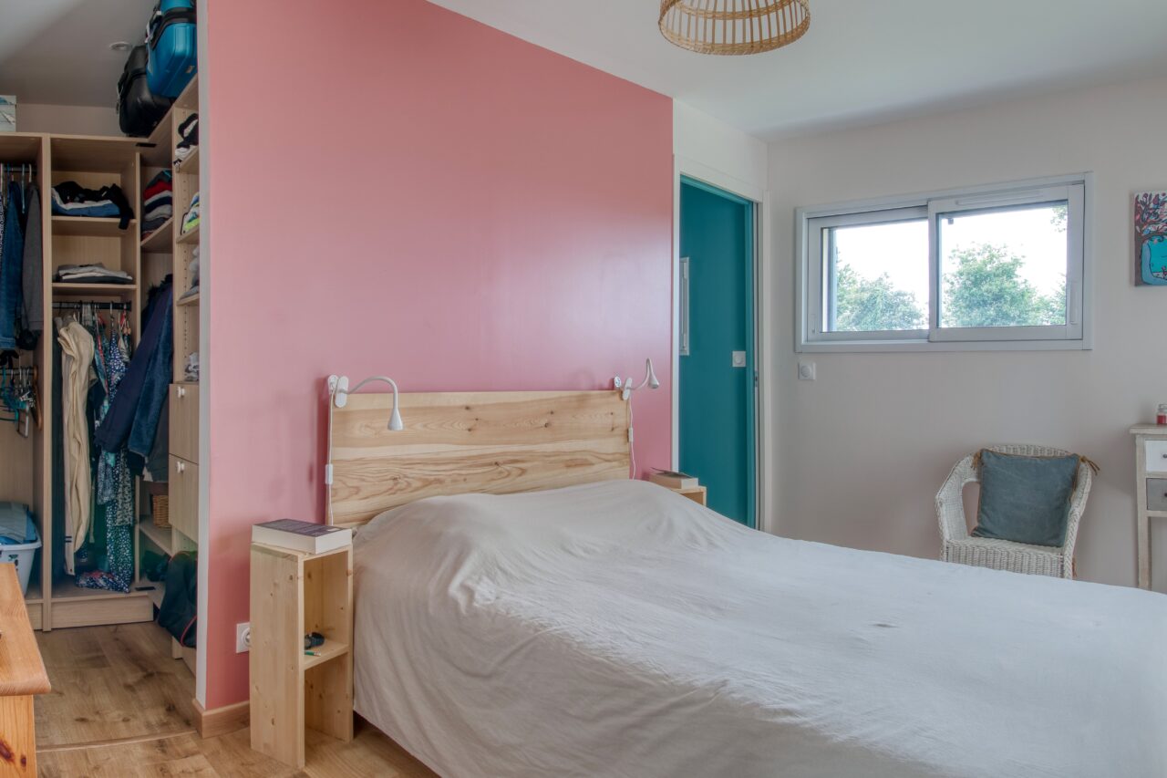 Rénovation complète de maison à Questembert (56) - chambre avec mur rose
