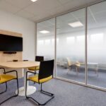 aménagement de bureaux pros à Reims par illiCO travaux Fismes – Tinqueux : salle de réunion