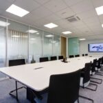 aménagement de bureaux pros à Reims par illiCO travaux Fismes – Tinqueux : salle de réunion