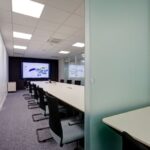 aménagement de bureaux pros à Reims par illiCO travaux Fismes – Tinqueux : salle de réunion