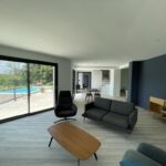 rénovation d'une maison à Dimizieu par illiCO travaux Bourgoin-Jallieu : grande baie vitrée