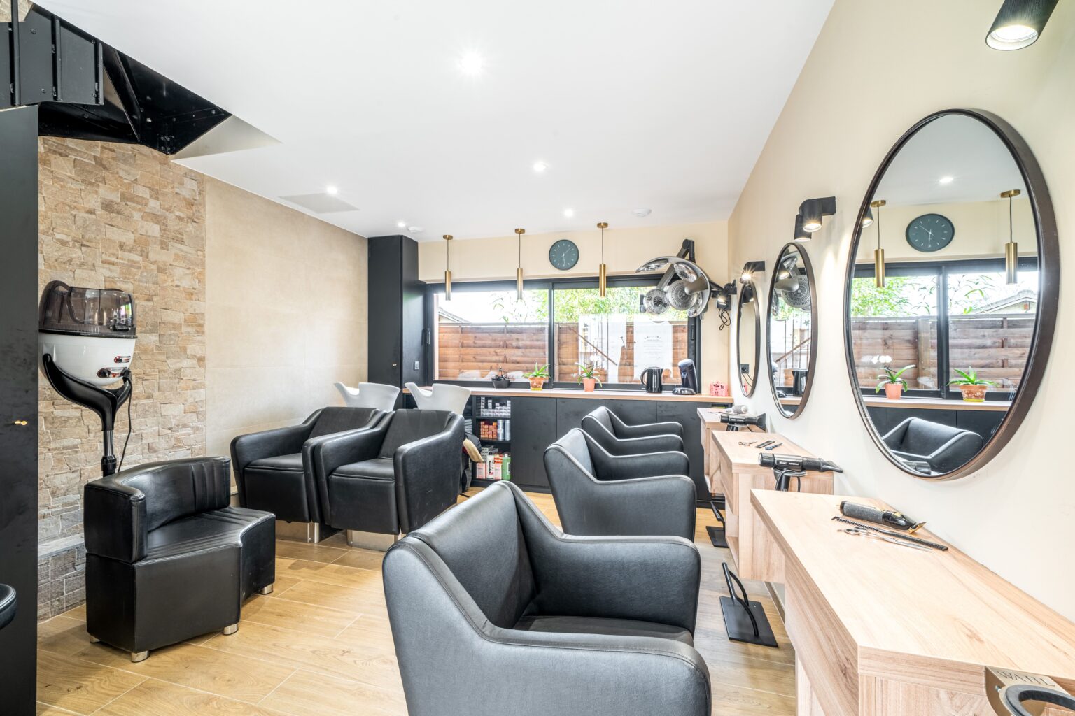 Rénovation d’un salon de coiffure à Jouars-Pontchartrain (78)